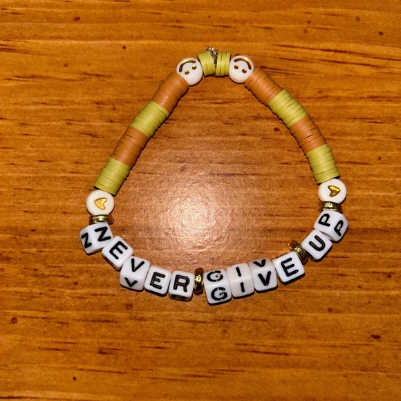 Never Give Up Heishi Bracelet - Picture 3 of 10